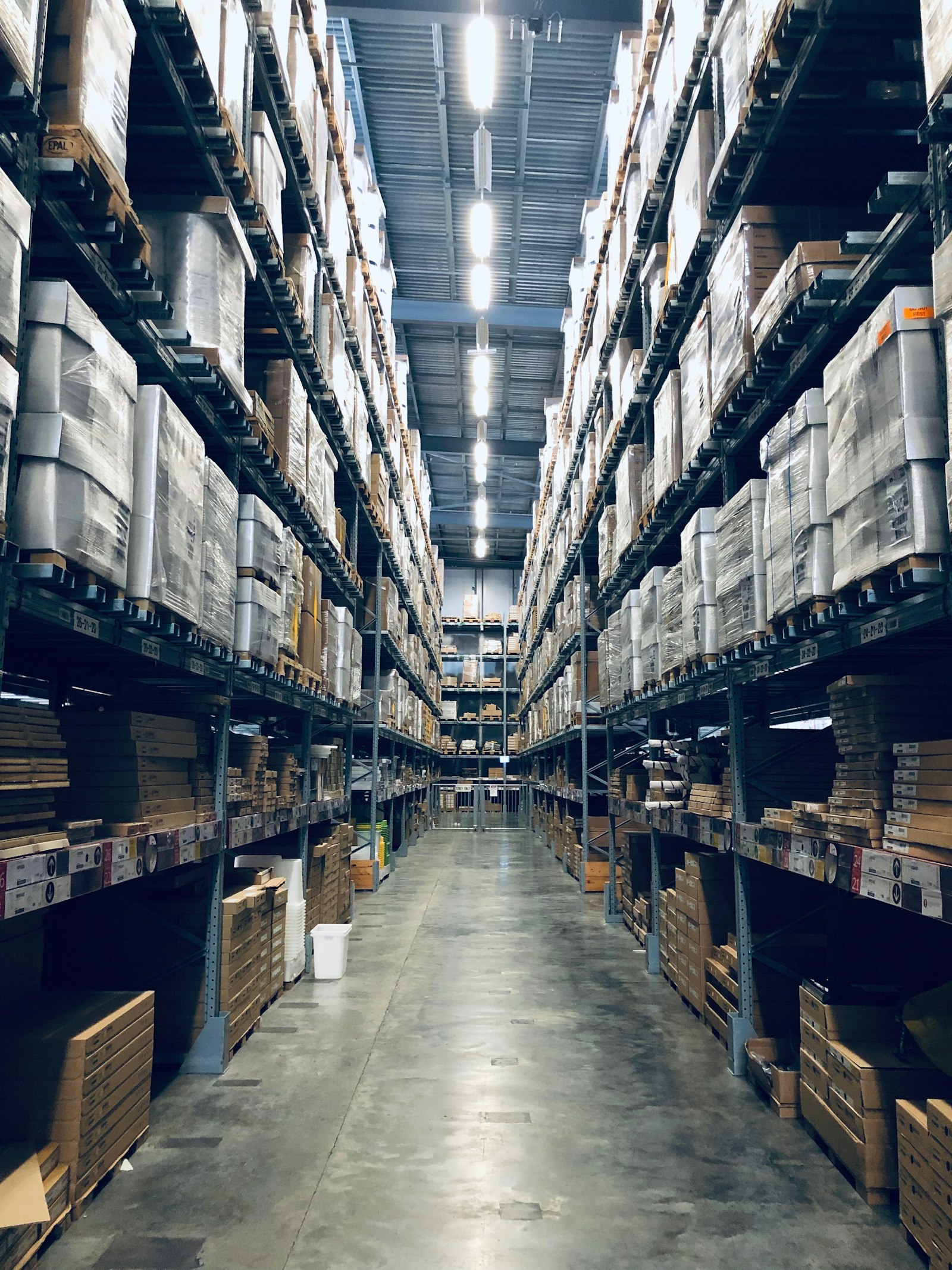 Nhà kho công nghiệp với hệ đèn chiếu sáng trần cao